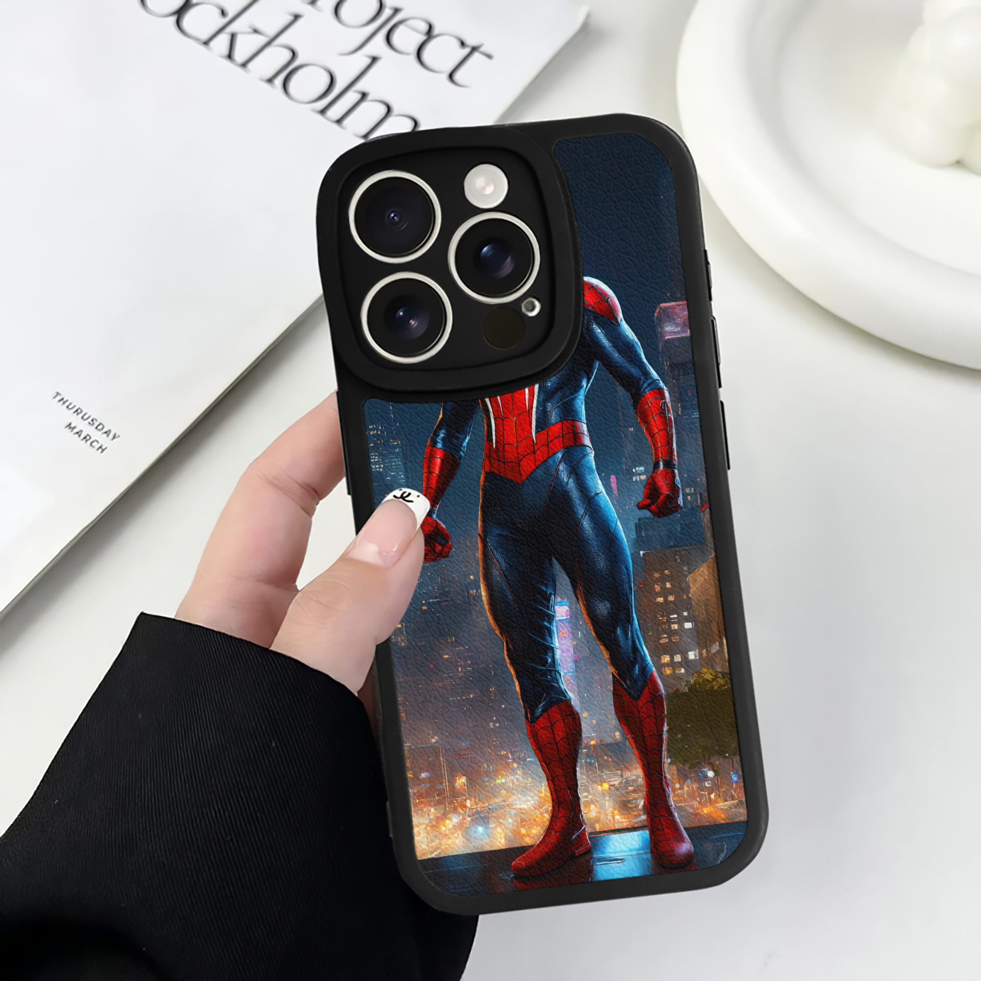 （画像用） Spider Man スパイダーマン 【iPhone 16シリーズ対応】シリコンスマホケース（レザー調） 材質：シリコン